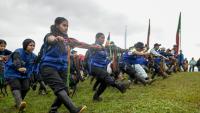 Des gardes indigènes de Colombie lors d'une séance d'entraînement à Caldono dans la région de la Cauca, le 12 octobre 2026, en hommage à la résistances des peuples autochtones après l'arrivée en Amérique de Cristophe Colomb