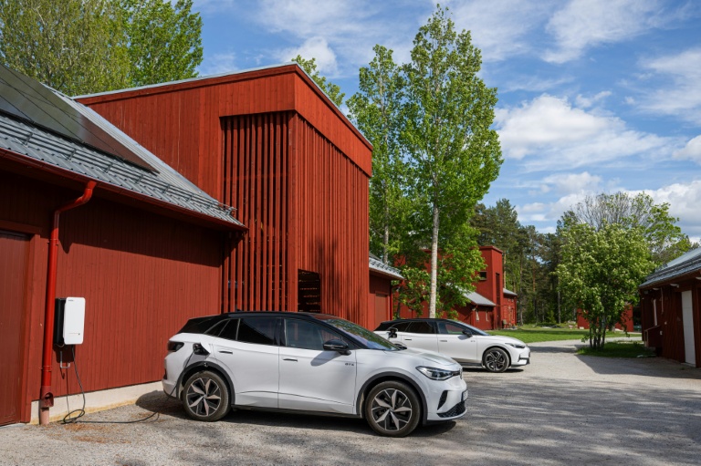 Des voitures électriques en charge dans une copropriété de Hudiksvall, en Suède, le 28 mai 2026