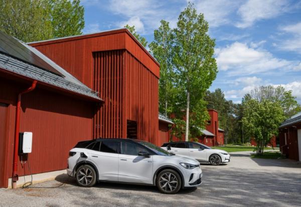 Des voitures électriques en charge dans une copropriété de Hudiksvall, en Suède, le 28 mai 2026