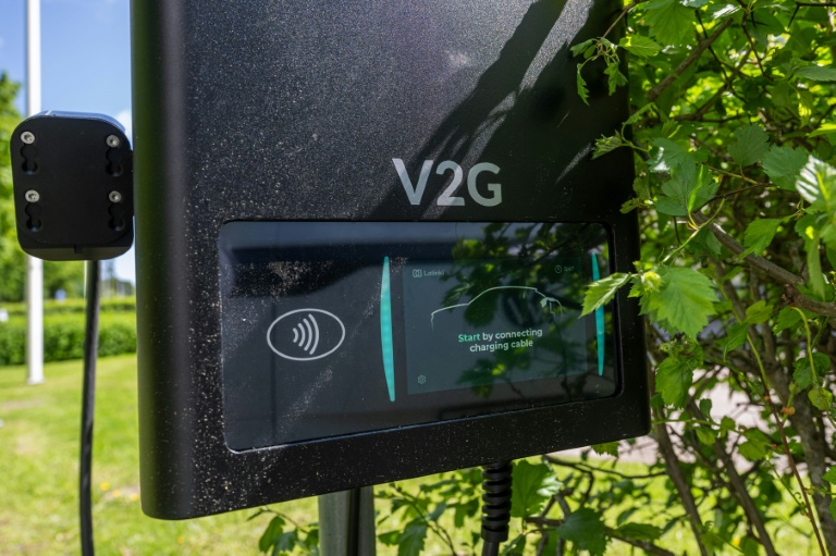 Une borne de recharge bidirectionnelle à l'université de Gävle en Suède le 28 mai 2026