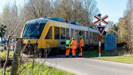 Des secouristes sur le site d'une collision entre deux trains entre les villes de Hillerod et de Kagerup, au nord de Copenhague, le 23 avril 2026 au Danemark