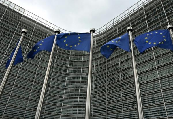 Les drapeaux de l'Union européenne devant le Berlaymont, siège de la Commission européenne, à Bruxelles, le 9 juin 2026