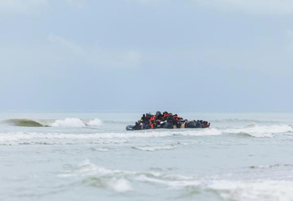 Le pneumatique d'un passeur tente de traverser la Manche, depuis la plage de l'Ecault à Saint-Etienne-au-Mont dans le Pas-de-Calais, le 30 octobre 2024
