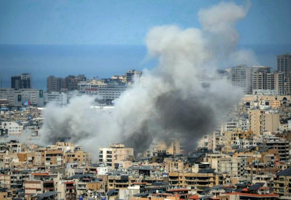 La fumée d'une frappe aérienne israélienne sur la banlieue sud de Beyrouth, le 6 avril 2026 au Liban