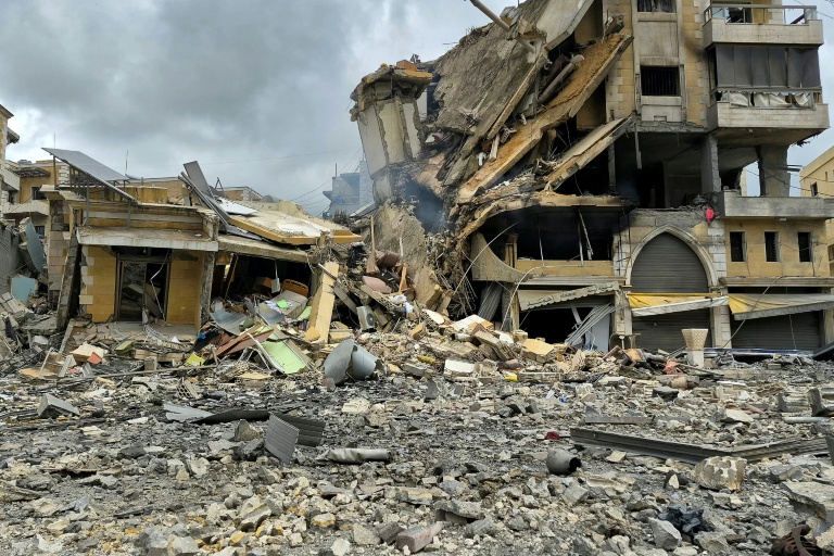 Un immeuble détruit par une frappe aérienne israélienne sur Nabatiyeh, dans le sud du Liban, le 6 avril 2026