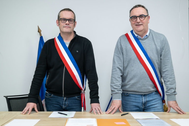 Arnaud Pageaud (D) et Jérome Squelard (G), les deux maires de la commune de Teillé, en Loire-Atlantique, le 10 février 2026
