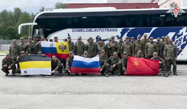 Image diffusée par le ministère russe de la Défense, le 24 mai 2025, montrant des prisonniers de guerre après leur libération par l'Ukraine, à un endroit indéterminé au Bélarus