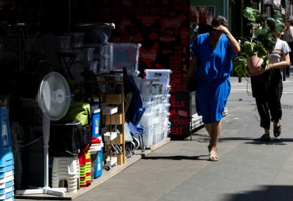 Une nouvelle vague de chaleur estivale étouffante a débuté vendredi midi avec 11 départements du sud de la France placés en vigilance orange "canicule"