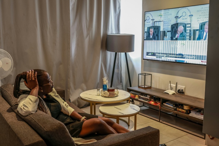 Mulumbwa Luchen regarde une audition de la commission d'enquête Madlanga, le 9 septembre 2026 à  Sunninghill, en Afrique du Sud
