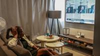 Mulumbwa Luchen regarde une audition de la commission d'enquête Madlanga, le 9 septembre 2026 à  Sunninghill, en Afrique du Sud
