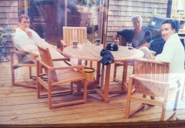 Image non datée fournie par le département de la Justice américain le 13 mars 2026 du criminel sexuel américain Jeffrey Epstein attablé avec l'ex prince Andrew et Peter Mandelson, figure historique du parti travailliste britannique