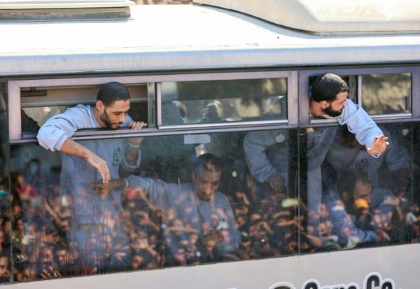 Des cars ramenant à Khan Younes dans le sud de la bande de Gaza des prisonniers palestiniens libérés par Israël, devant l'hôpital Nasser le 13 octobre 2025