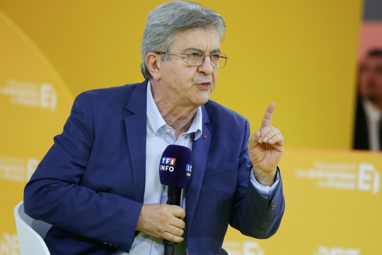 Le leader de la France insoumise Jean-Luc Mélenchon lors du débat entre sept candidats à la présidentielle organisé par le Medef, le 27 août 2026 à Paris