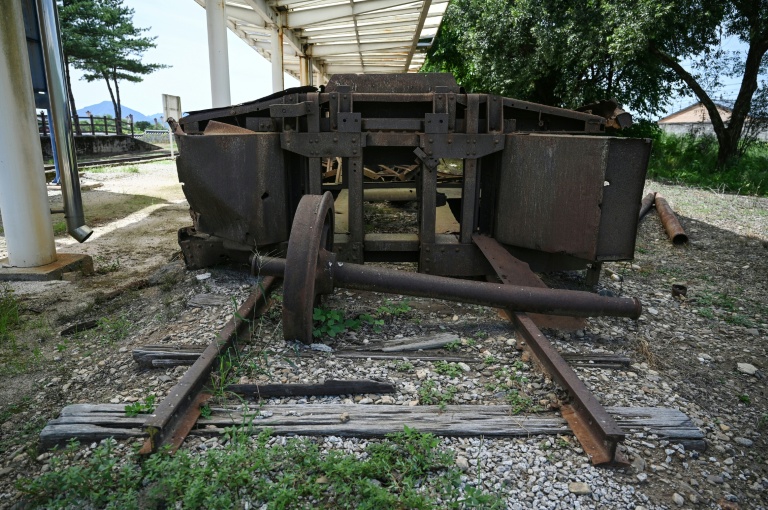 Des wagons calcinés dans la gare de Woljeong-ri, qui fait l'objet d'un projet de rénovation, dans la ville sud-coréenne de Cheorwon, près de la zone démilitarisée séparant les deux Corée, le 10 août 2026 