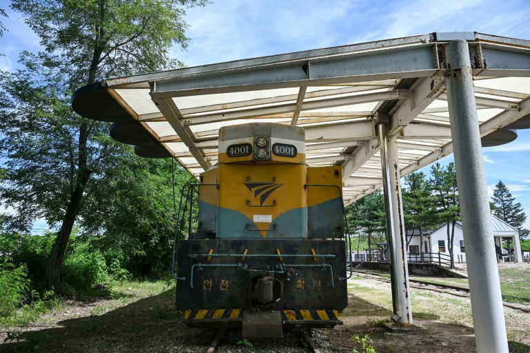 Une locomotive dans la gare de Woljeong-ri, dans la ville sud-coréenne de Cheorwon, près de la zone démilitarisée séparant les deux Corée, le 10 août 2026 