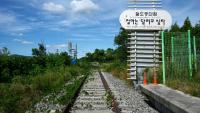 Une voie ferrée à la gare de Baengmagoji, dans la ville sud-coréenne de Cheorwon, près de la zone démilitarisée séparant les deux Corée, le 10 août 2026 