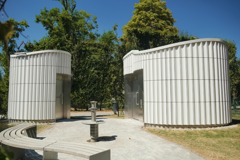 Des toilettes publiques non genrées à Vienne, en Autriche, le 12 août 2026.