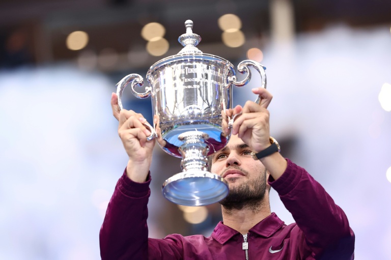Carlos Alcaraz tenant son trophée après sa victoire à l'US Open, à New York, le 7 septembre 2025