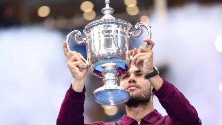 Carlos Alcaraz tenant son trophée après sa victoire à l'US Open, à New York, le 7 septembre 2025