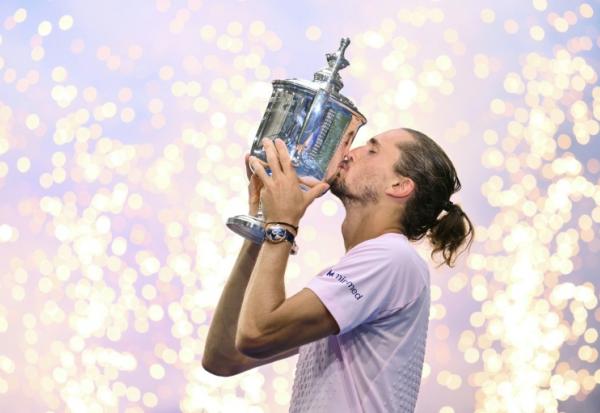 Alexander Zverev embrasse le trophée de l'US Open après sa victoire en finale contre l'Américain Ben Shelton, le 13 septembre 2026