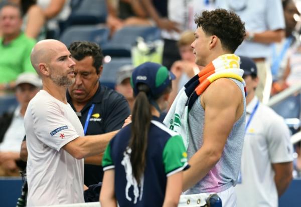 Ben Shelton (à droite) et le Français Adrian Mannarino après l'abandon sur blessure de l'Américain au troisième tour de l'US Open le 29 aoîut 2025 à New York