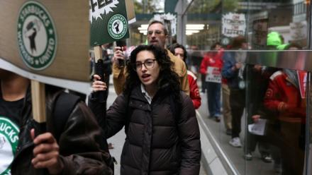 Manifestation d'employés de Starbucks devant un café de l'entreprise à New York, le 28 octobre 2025
