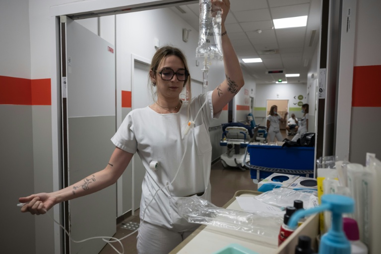 Une infirmière prépare une perfusion de réhydratation à l'hôpital de Purpan à Toulouse, le 23 juin 2023 lors d'un épisode de canicule en France