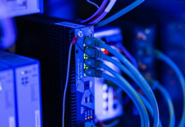 Des solutions de mise en réseau en cybersécurité pilotées par l'IA présentées lors de la 18e édition du forum InCyber dédié à la cybersécurité, au Grand palais de Lille, le 1er avril 2026