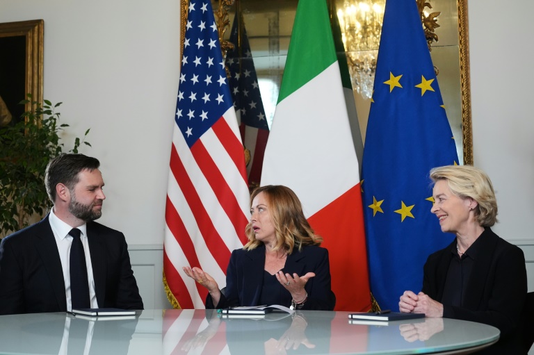 (g-d) Le vice-président américain JD Vance, la Première ministre italienne Giorgia Meloni et la présidente de la Commission européenne Ursula von der Leyen lors d'une réunion à Rome, le 18 mai 2025