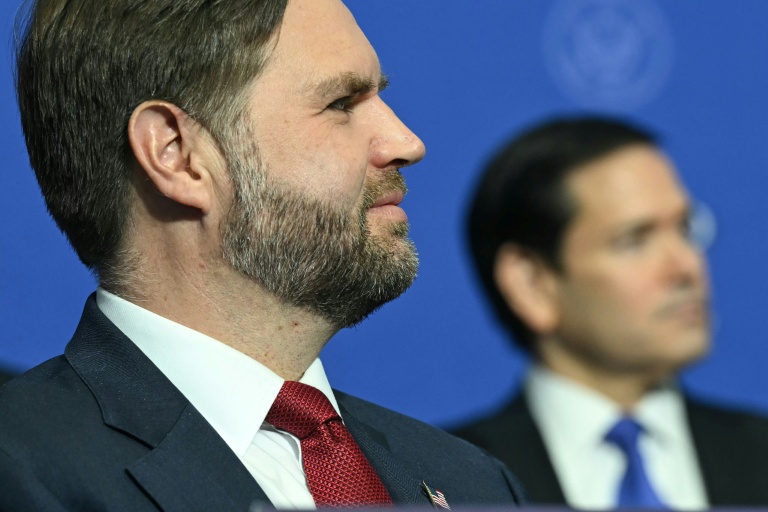 Le vice-président américain JD Vance (au premier plan) et le secrétaire d'Etat américain Marco Rubio participent à la réunion inaugurale du 