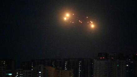 La défense aérienne ukrainienne à l'oeuvre pendant une attaque de drones et de missiles russes contre Kiev, le 10 septembre 2025