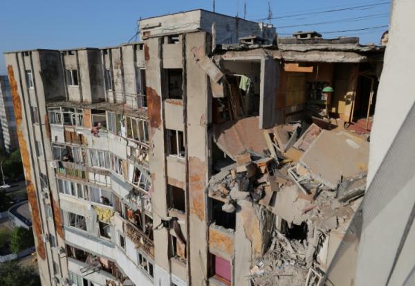 Un immeuble résidentiel endommagé par une attaque de drone à Odessa, le 1er mai 2025 en Ukraine