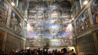 Des journalistes lors d'une visite de la chapelle Sixtine, où la célèbre fresque du Jugement dernier de Michel-Ange a connu sa plus importante restauration depuis plus de trente ans, le 28 février 2026 au Vatican