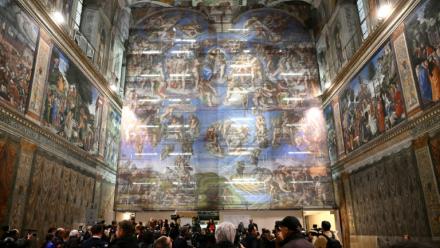 Des journalistes lors d'une visite de la chapelle Sixtine, où la célèbre fresque du Jugement dernier de Michel-Ange a connu sa plus importante restauration depuis plus de trente ans, le 28 février 2026 au Vatican