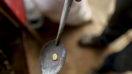 Une pépite d'or extraite d'une mine artisanale, à El Dorado, au Venezuela, le 25 mai 2025