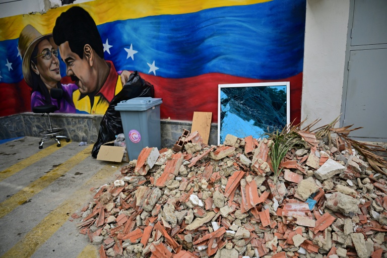 Vue de débris près d'une fresque représentant Nicolas Maduro et son épouse Cilia Flores, le 5 juillet 2026 à Caraballeda au Venezuela