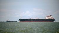 Le pétrolier Avril battant pavillon guinéen attend pour remplir ses cuves au terminal du Lac de Maracaibo, dans l'Etat de Zulia, le 9 mai 2025 au Venezuela
