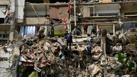 Des secouristes recherchent des victimes sur le site d'un immeuble effondré à Catia La Mar, dans l'État de La Guaira, le 6 juillet 2026 au Venezuela