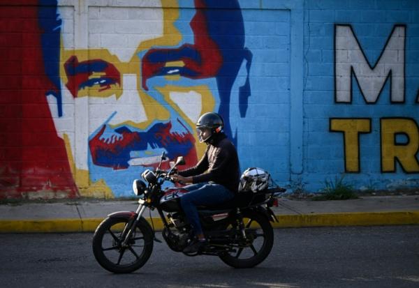 Une fresque murale représentant l'ancien président vénézuélien Nicolas Maduro à Caracas, le 13 mai 2026
