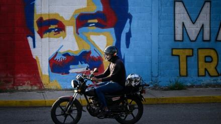 Une fresque murale représentant l'ancien président vénézuélien Nicolas Maduro à Caracas, le 13 mai 2026