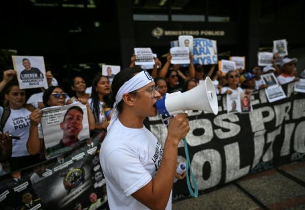 "Il n’y a pas de liberté !", proteste Diego Casanova, 30 ans, au mégaphone devant le Parquet à Caracas, le 28 mai 2026