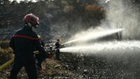 Les sapeurs-pompiers luttent pour combattre ce qu'il reste de l'incendie dans l'Aude et éviter qu'il ne reparte, à Albas, le 9 août 2025