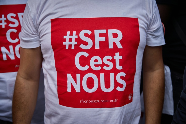 Des salariés de SFR manifestent devant le siège de la maison-mère Altice, à Paris, le 24 septembre 2026, à l'appel des syndicats UNSA, CFDT et CFTC pour protester contre la vente de la société