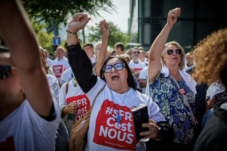 Des salariés manifestent devant le siège d'Altice, contre la vente de SFR, le 24 septembre 2026 à Paris