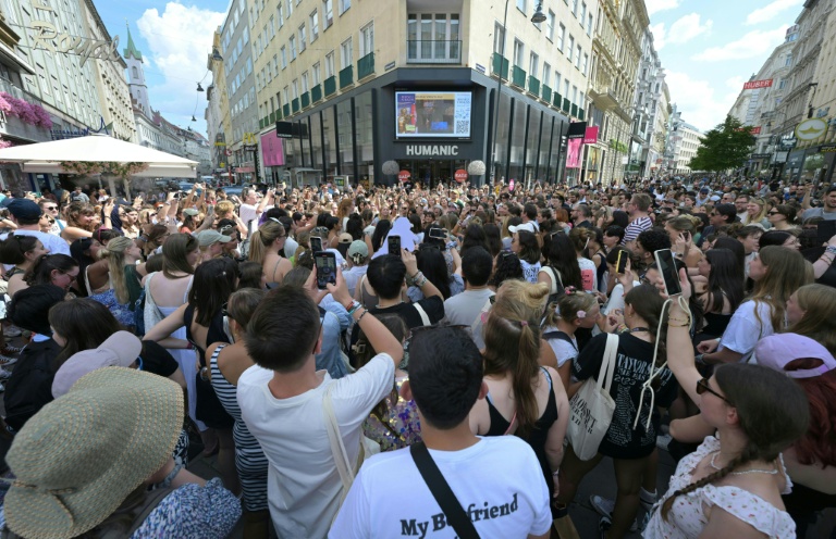 Des fans de la chanteuse américaine Taylor Swift rassemblés à Vienne,  après l'annulation des, trois concerts de la superstar, le 8 août 2024 en Autriche