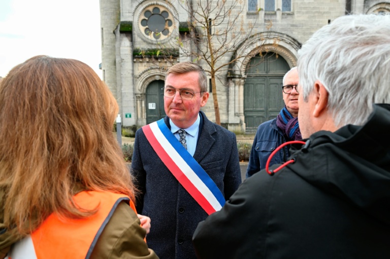 Le maire de Verdun, Samuel Hazard, lors d'une manifestation devant l'église Saint-Jean-Baptiste, à Verdun, dans la Meuse, le 15 novembre 2025