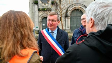 Le maire de Verdun, Samuel Hazard, lors d'une manifestation devant l'église Saint-Jean-Baptiste, à Verdun, dans la Meuse, le 15 novembre 2025