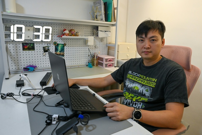 Mark Koh, un investisseur singapourien spécialisé dans les cryptomonnaies et victime d'une escroquerie, devant son écran d'ordinateur lors d'un entretien avec l'AFP chez lui à Singapour, le 30 janvier 2026