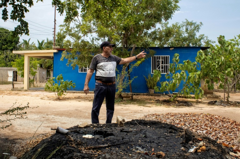 Eladio Ramón Devidez montre un monticule d’hydrocarbures dans la cour de son voisin près de Mene Grande, État de Zulia, Venezuela