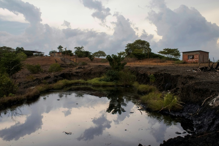 Flaque contenant des résidus de pétrole brut remontés à la surface à Cerro Miosa, Mene Grande (État de Zulia, Venezuela), le 19 septembre 2026